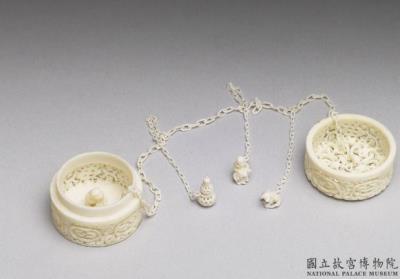 图片[3]-Small round carved openwork ivory box with connecting chain, Xiao Hanzhen, 1738, Qing dynasty-China Archive